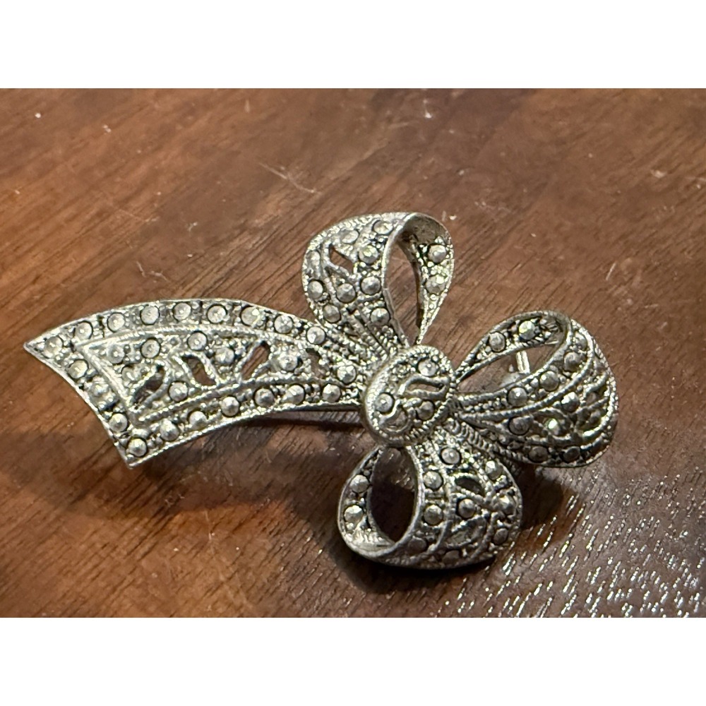 Vintage Unsigned Marcasite Bow Brooch Pin Silver Tone Art Deco Ribbon Insect